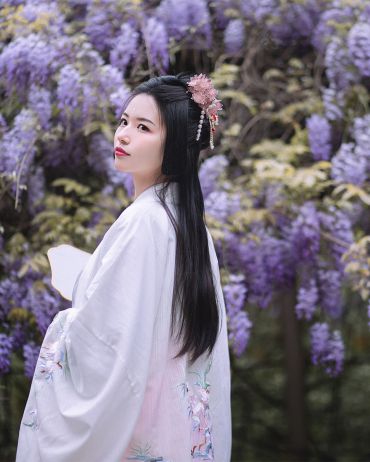 紫藤挂云木，花蔓宜阳春。