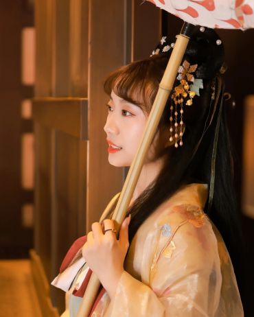 月是人间散客 亦是人间清乐