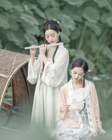 春水碧于天，画船听雨眠；垆边人似月，皓腕凝霜雪