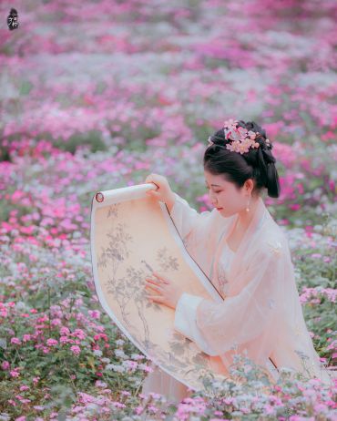 美人与花海。