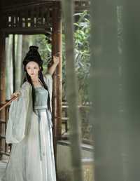 她清冷如月光 花与她