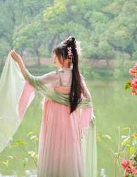 杜鹃盛放的粉黛伊人 小柒