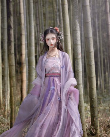 忽如一夜春风来，千树万树梨花开