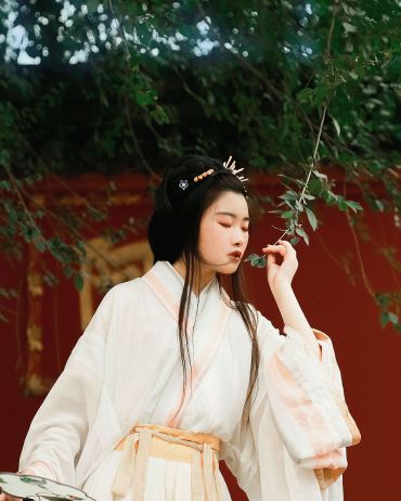 身披华衣裳，提灯追圆月