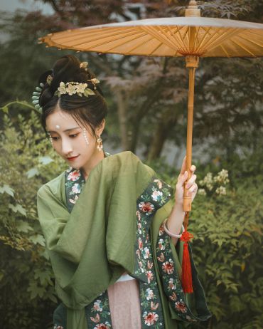 汉服《书卷绿》