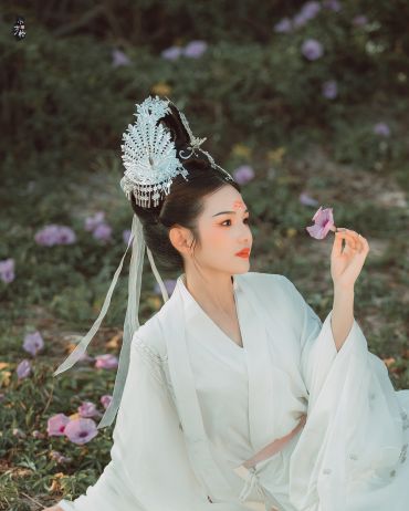 芦苇汉服人像摄影。