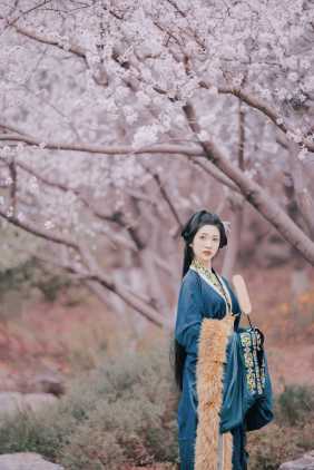 人面桃花相映红