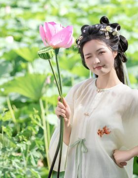 青丝素衣坐花阴，清风拂面心悠然