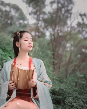 十月芙蓉花满枝，天庭驿骑赐寒衣