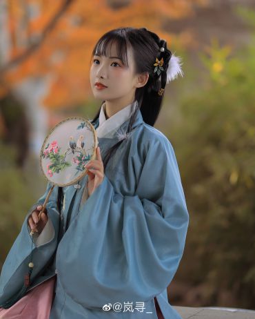 年少不解春风愁，秋光识破竹马旧.