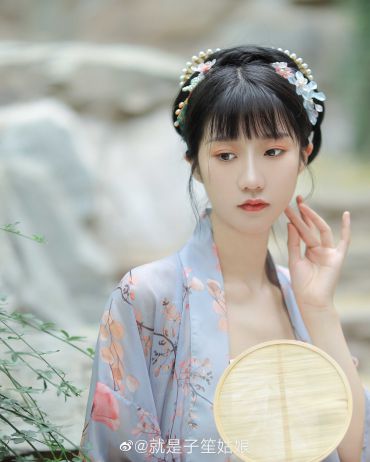 青山听我谈笑 兰影也入怀 你看花荫渐成海 心里便水面风来