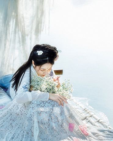 湖边的姑娘
