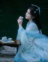 粉衣美人倚花枝，春意盎然入画来